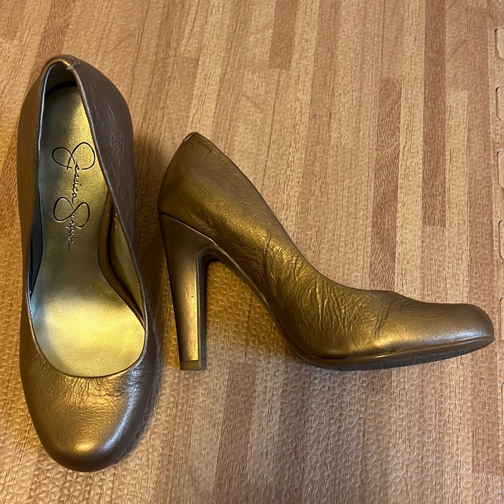Jessica Simpson Gold round pumps size 6